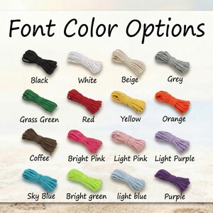 Pu&ograve; includere: Immagine che mostra le opzioni di colore del carattere. Ogni colore &egrave; rappresentato da un piccolo fascio di corda, con etichette tra cui Nero, Bianco, Beige, Grigio, Verde Erba, Rosso, Giallo, Arancione, Caff&egrave;, Rosa acceso, Rosa chiaro, Lilla chiaro, Blu cielo, Verde acceso, azzurro e Viola.