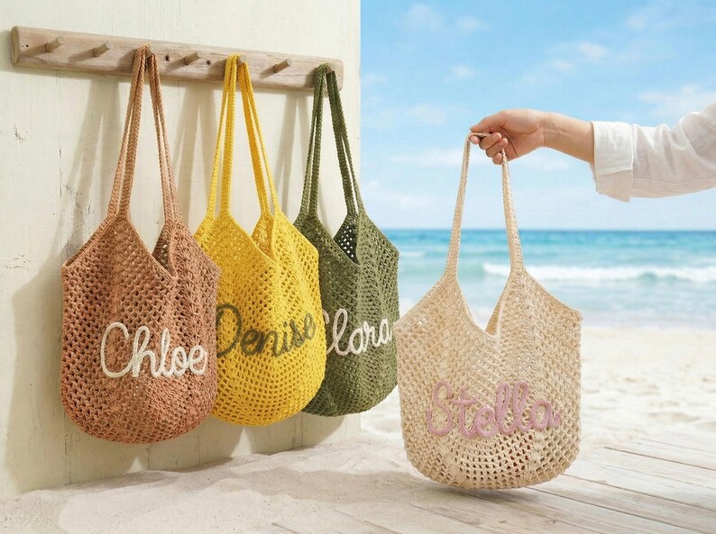 Pu&ograve; includere: Quattro borse tote a trama aperta nei toni del marrone, giallo, verde oliva e beige. Ogni borsa ha un nome ricamato: Chloe, Denise, Lara e Stella. Una borsa &egrave; tenuta in mano da una persona vicino a una spiaggia.