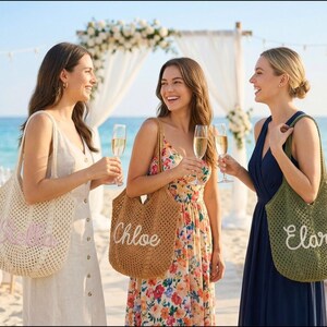 Pu&ograve; includere: Tre donne su una spiaggia, ognuna con un calice di champagne e una borsa tote all'uncinetto. Le borse sono beige, marroni e verde oliva, con i nomi "Stella", "Chloe" ed "Elara" ricamati. Le donne sorridono, con una spiaggia e decorazioni nuziali sullo sfondo.