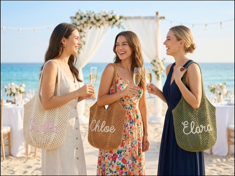 Pu&ograve; includere: Tre donne su una spiaggia, ognuna con un calice di champagne e una borsa tote all'uncinetto. Le borse sono beige, marroni e verde oliva, con i nomi "Stella", "Chloe" ed "Elara" ricamati. Le donne sorridono, con una spiaggia e decorazioni nuziali sullo sfondo.