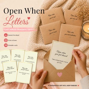 Könnte beinhalten: Ein Set von "Open When" Briefen, ein nachdenkliches Geschenk. Das Bild zeigt mehrere Umschläge und Karten aus Kraftpapier mit Botschaften wie "Open when you feel stressed". Enthält eine Kerze und dekorative Elemente.