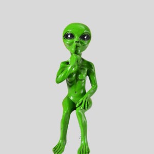 Green Alien Resin Figurine: Quirky Sci-Fi Shelf Decor