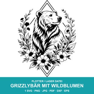 Könnte beinhalten: Eine schwarz-weiße grafische Illustration eines Grizzlybärenkopfes, umgeben von einem Kranz aus Wildblumen und Blättern, eingerahmt in eine Rautenform. Der Text darunter lautet PLOTTER / LASER DATEI GRIZZLYBÄR MIT WILDBLUMEN 1 SVG PNG JPG PDF DXF EPS.