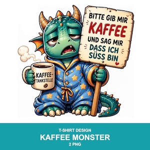 Könnte beinhalten: Ein grüner Drache in einem blauen Bademantel mit Sternenmuster, der eine Tasse mit der Aufschrift KAFFEE-TANKSTELLE und ein Schild mit dem Text BITTE GIB MIR KAFFEE UND SAG MIR DASS ICH SÜSS BIN hält. Der Drache wirkt müde und dampft leicht.