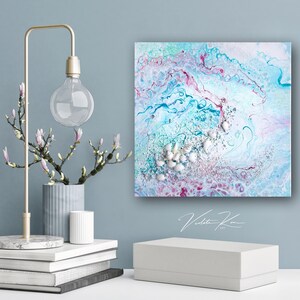 Könnte beinhalten: Abstraktes Gemälde in den Farben Blau, Rosa und Weiß. Das Gemälde hat eine strukturierte Oberfläche mit weißem Glitzer und weißen Formen. Das Gemälde ist unten rechts mit "Violet Kim Art" signiert.