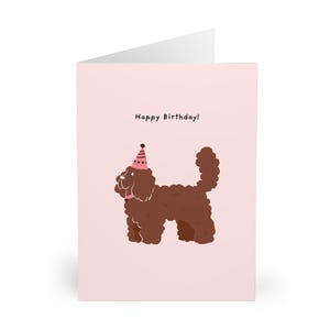Biglietto di auguri di compleanno per barboncini marroni per amanti dei cani e genitori di animali domestici. Biglietto di auguri fatto a mano per proprietari di Cockapoo e fan dei barboncini. Graziosa carta regalo per la razza di cane.
