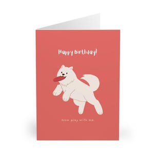 Grappige witte hond verjaardagskaart met schattige pup die frisbee speelt, perfect voor hondenliefhebbers, huisdierouders en speelse huisdierthemavieringen