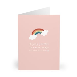 Carte de sympathie pour la perte d'un animal de compagnie avec un cœur doux et un design arc-en-ciel