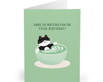 Tarjeta de cumpleaños divertida de matcha latte con un gato Tarjeta de cumpleaños de matcha latte del gato Lindo gato con matcha latte y pastel Tarjeta de cumpleaños para gato