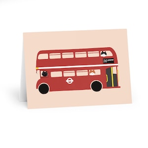 Cartolina ricordo del Regno Unito con simpatico gatto su un classico autobus rosso londinese, cartolina vintage con scena di strada britannica, souvenir di viaggio di Londra per gli amanti dei gatti