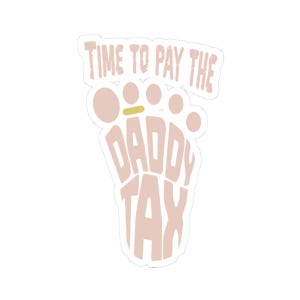 Könnte beinhalten: Ein rosa und goldener Aufkleber mit dem Text "Time to pay the Daddy Tax" und einem Fußabdruck-Design.