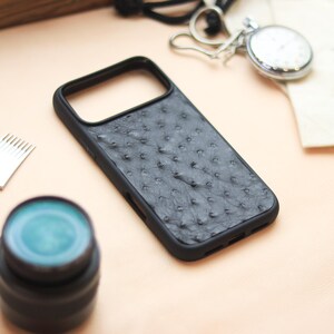 Etui na telefon MagSafe ze skóry strusia | Miedzianobrązowy, egzotyczny dodatek skórzany