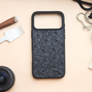 Capa para celular MagSafe em pele de avestruz | Acessório em couro exótico marrom acobreado