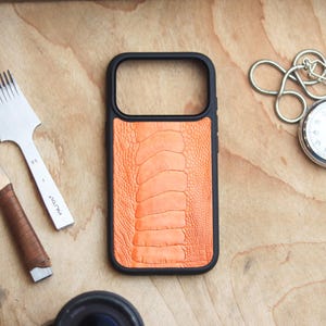 ダチョウの脚の革を使用したMagSafe対応スマホケース｜手作りの丈夫なiPhoneケース