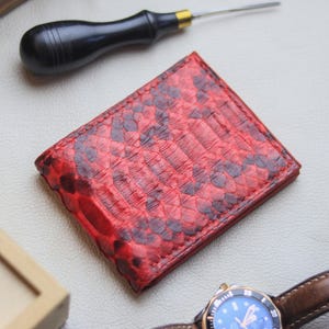 Python Skin Bifold Herren Geldbörse | Premium Exotische Geldbörse | Bestes Geschenk für Ihn | Bestes Jahrestagsgeschenk | Rotes venezianisches Pythonleder