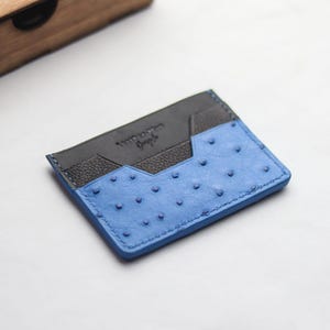 Cartera para tarjetas hecha a mano a medida en piel de avestruz exótica de primera calidad \ Augustus - Azul celeste