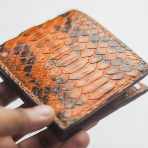 Wynton - Cartera plegable de piel de pitón hecha a mano en color marrón cobre