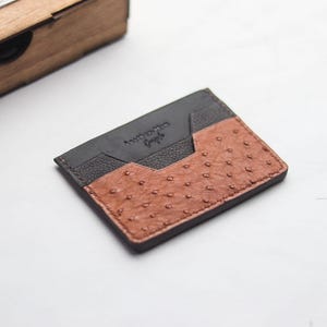 Cartera para tarjetas hecha a mano a medida en piel de avestruz exótica de primera calidad \ Augustus - Marrón bronce
