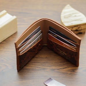 Handgemaakte portemonnee met Python-skin: prachtig ontwerp. Premium afwerking en kwaliteit - perfect cadeau voor hem - Atticus - koperbruin