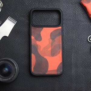 Capa para celular MagSafe em couro italiano camuflado | Acessório em couro