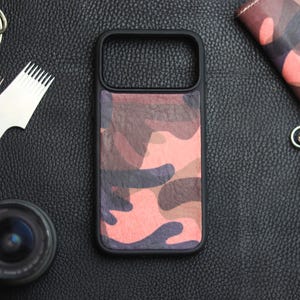 イタリアンカモフラージュ柄レザー製MagSafe対応スマホケース｜レザーアクセサリー