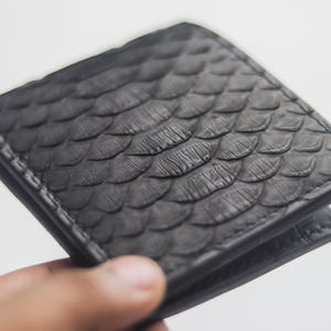 Wynton - Cartera plegable de piel de pitón hecha a mano en negro cuervo / Cartera premium / Cartera para hombre