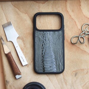 Coque de portable MagSafe en peau de jambe d'autruche | Étui pour iPhone durable fait main