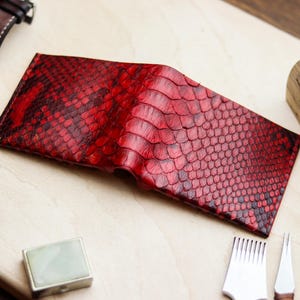 Cartera artesanal de piel de pitón - Diseño exquisito. Acabados y calidad premium - Regalo perfecto para él - Atticus - Rojo veneciano