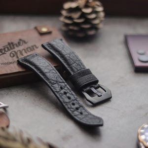 Alças personalizadas feitas à mão, costuradas à mão, em couro de cabra italiano preto acolchoado com detalhes em preto, nos tamanhos 24 mm, 23 mm, 21 mm, 20 mm, 19 mm e 18 mm. Leather-Man Bespoke