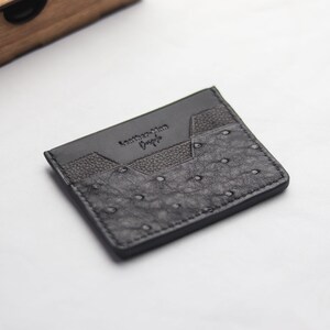 Porte-cartes fait main sur mesure, cuir d'autruche exotique haut de gamme \ Augustus - noir corbeau