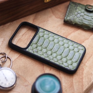 Può includere: Un cartello in legno fatto a mano con la scritta "Benvenuto" in un carattere giocoso. Il cartello è dipinto di bianco con una finitura invecchiata e presenta un piccolo cuore decorativo. Dimensioni: circa 30 cm di larghezza e 15 cm di altezza.