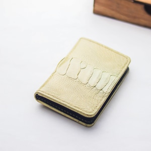 Cartera plegable de piel de pata de avestruz de primera calidad, hecha a mano/Artemus - Pergamino beige