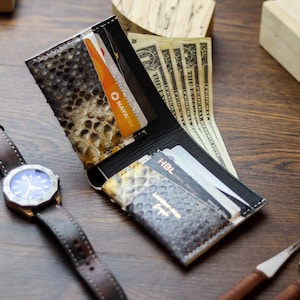 Cartera artesanal de piel de pitón - Diseño exquisito. Acabados y calidad premium - Regalo perfecto para él - Atticus - Pitón arcoíris
