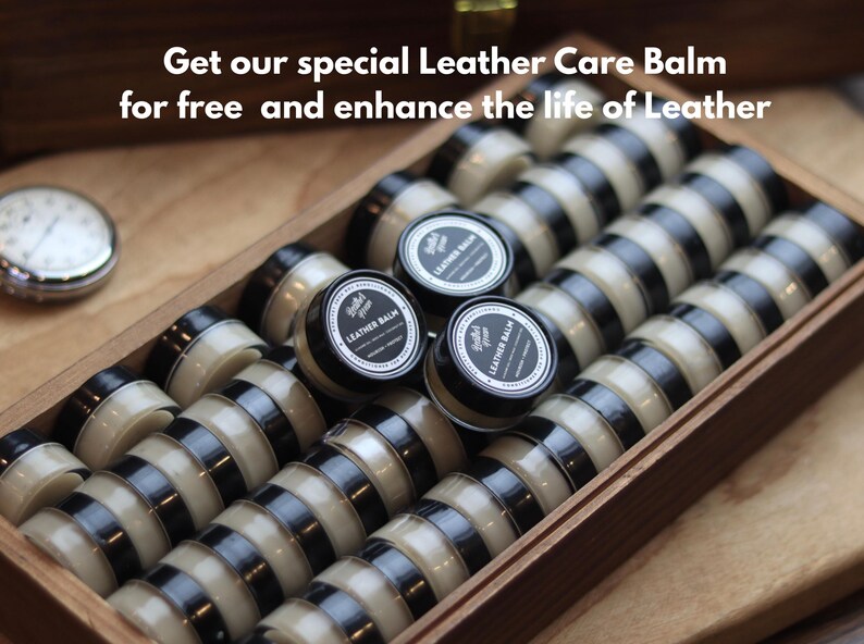 K&ouml;nnte beinhalten: Eine Holzschachtel gef&uuml;llt mit mehreren kleinen, runden Beh&auml;ltern mit Lederbalsam. Jeder Beh&auml;lter hat einen schwarzen Deckel und ein wei&szlig;es Etikett mit dem Text 'Leather Balm'. Das Bild enth&auml;lt den Text 'Get our special Leather Care Balm for free and enhance the life of Leather'.
