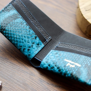 Portefeuille fabriqué à la main en peau de python - Design exquis. Finition et qualité haut de gamme - Cadeau parfait pour lui - Atticus - Bleu céruléen