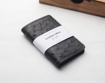 Handgefertigte zweifache Brieftasche aus Straußenhaut - Rabenschwarze minimalistische Lederwaren