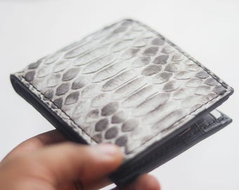 Wynton - Cartera plegable de piel de pitón hecha a mano en color natural