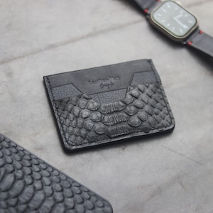 Handgefertigte maßgeschneiderte Kartentasche Premium Exotic Python Skin Augustus - Raven Black