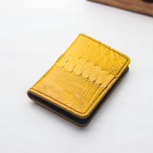 Porte-cartes à deux volets fait main haut de gamme en peau de patte d'autruche / Artemus - jaune canari