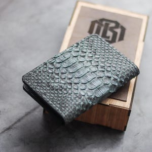 Porte-cartes à deux volets fabriqué à la main en peau de python premium / Artemus - Gris iridium