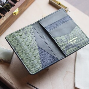 Gevouwen kaartportemonnee met Python Skin | Premium exotische portemonnee | Beste cadeau voor hem | Beste jubileumcadeau | Jeneverbesgroen pythonleer