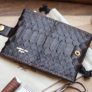 Minimalistisk EDC-läderkortsplånbok | Smart bifoldig | Premium kompakt | Pekanbrunt pytonhud