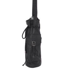 Pode incluir: Uma bolsa de couro preta estilo balde com fecho de cordão e uma alça longa ajustável. A bolsa tem um pequeno bolso com aba e fecho de fivela.