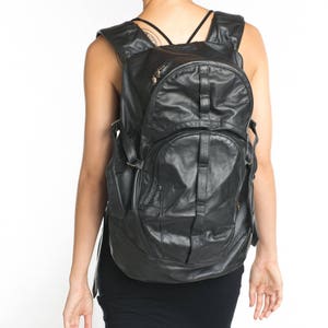 DINGO BACKPACK - Cyberpunk-Lederrucksack - Schwarze Unisex-Ledertasche - Designer Jan Hilmer