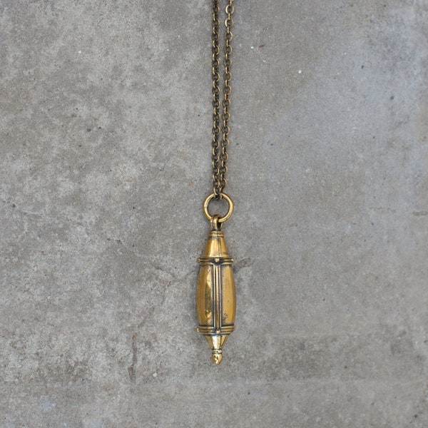 Halsband med parfymflaska med lykta - Antik patina - Litet mässingshalsband med hänge och lykta