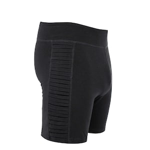 RIBBED YOGA SHORT - Organic cotton men&#39;s yoga shorts with ribbed details - Men&#39;s Black Organic Shorts - Jan Hilmer