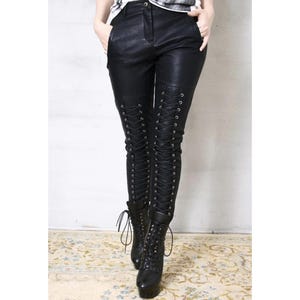 Pantaloni da motociclista da donna in pelle nera - Pantaloni gotici slim fit con lacci - Regalo in pelle bovina per lei
