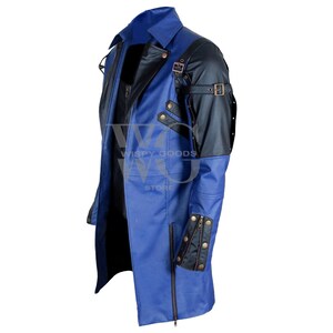 Puede incluir: Chaqueta larga de cuero azul y negro, estilo gabardina. Presenta cuello con solapas, m&uacute;ltiples bolsillos y detalles de cremalleras y hebillas. Las mangas son negras y el cuerpo azul. El texto "WISPY GOODS STORE" es visible.