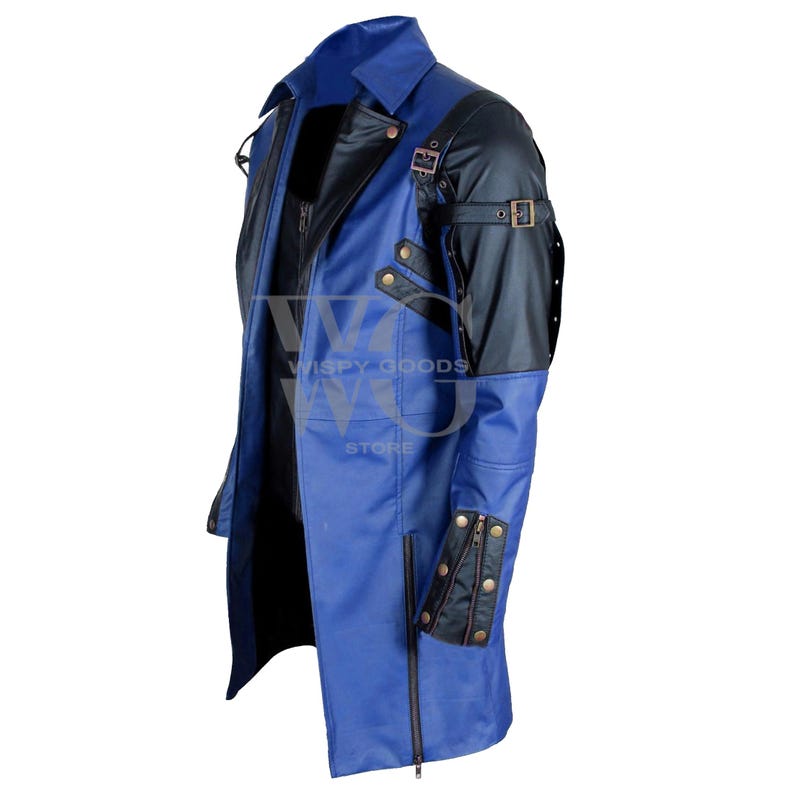 Puede incluir: Chaqueta larga de cuero azul y negro, estilo gabardina. Presenta cuello con solapas, m&uacute;ltiples bolsillos y detalles de cremalleras y hebillas. Las mangas son negras y el cuerpo azul. El texto "WISPY GOODS STORE" es visible.