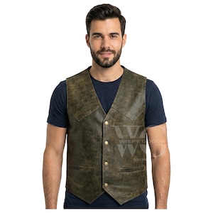Pode incluir: Um colete de couro castanho envelhecido com decote em V e quatro botões dourados. O colete tem dois bolsos frontais e é usado sobre uma camiseta azul marinho. O logotipo Wispy Goods é visível no canto inferior direito.